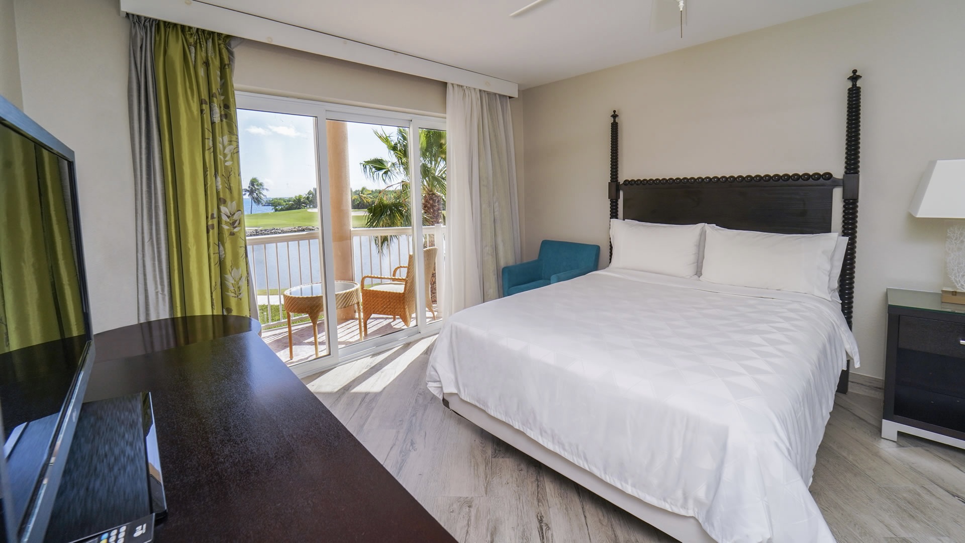 Suite with sea view at Grand Caymanian luxury boutique hotels in CAyman Islands